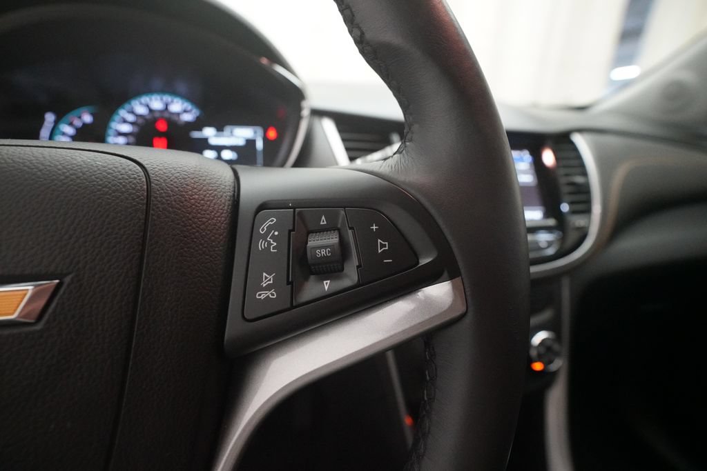 Used 2022 Chevrolet Trax LT w/ Midnight Edition AWD/4WD image 18