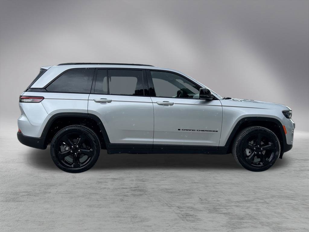 Certified 2025 Jeep Grand Cherokee Limited w/ Black Appearance Package RWD image 4