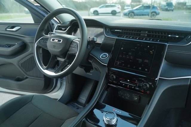 Used 2024 Jeep Grand Cherokee Laredo X image 33