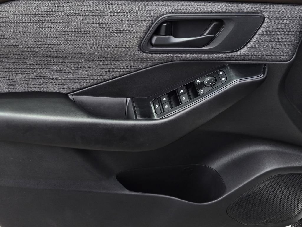 Used 2023 Nissan Rogue S FWD image 17