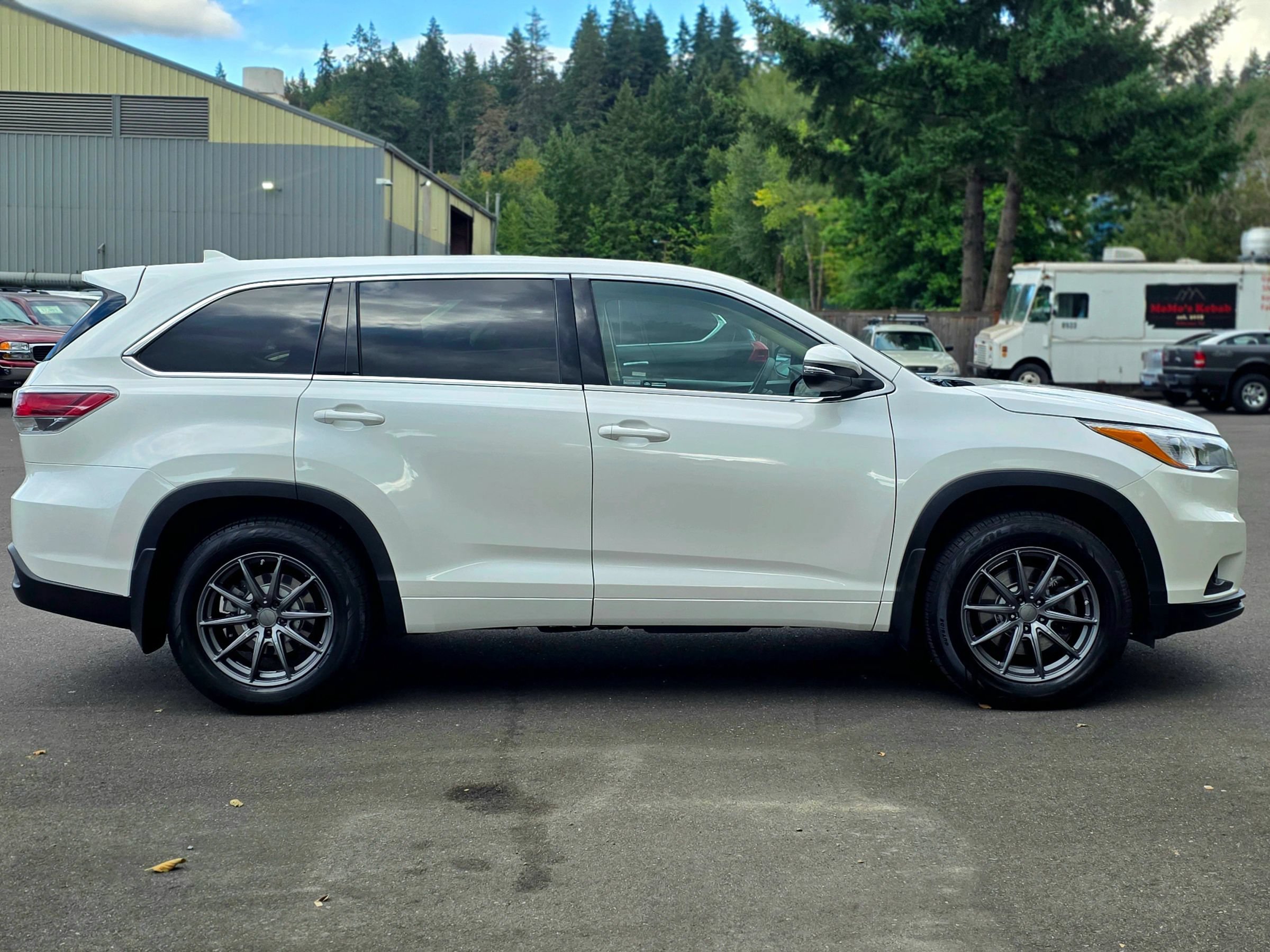 Used 2016 Toyota Highlander LE AWD/4WD image 14