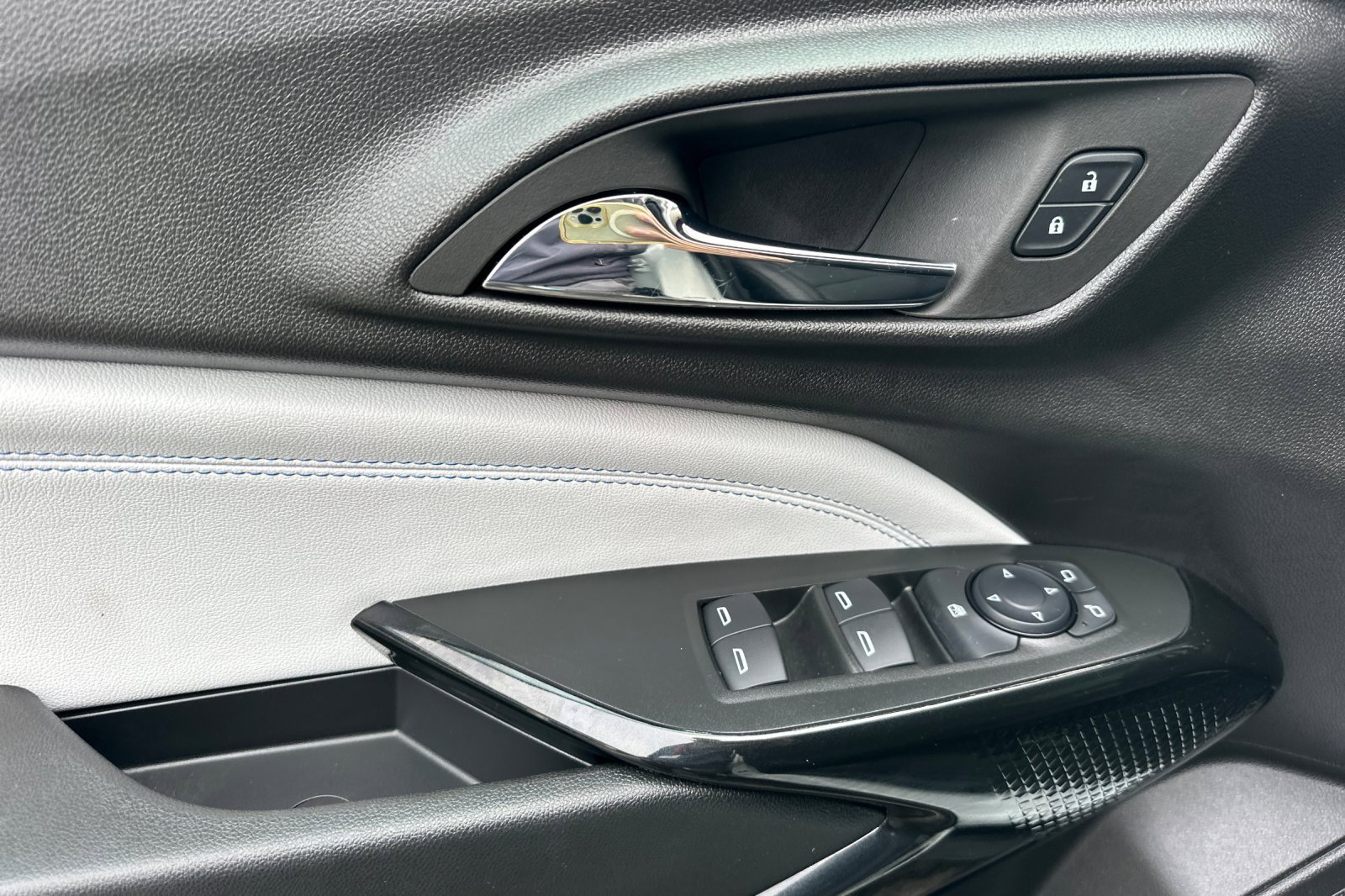 Used 2025 Chevrolet Trax LT w/ Driver Confidence Package image 11