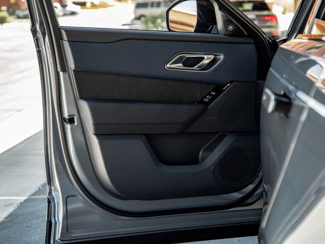 Used 2025 Land Rover Range Rover Velar Dynamic SE image 12