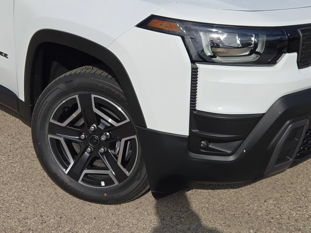 New 2026 Jeep Cherokee Laredo AWD/4WD image 4