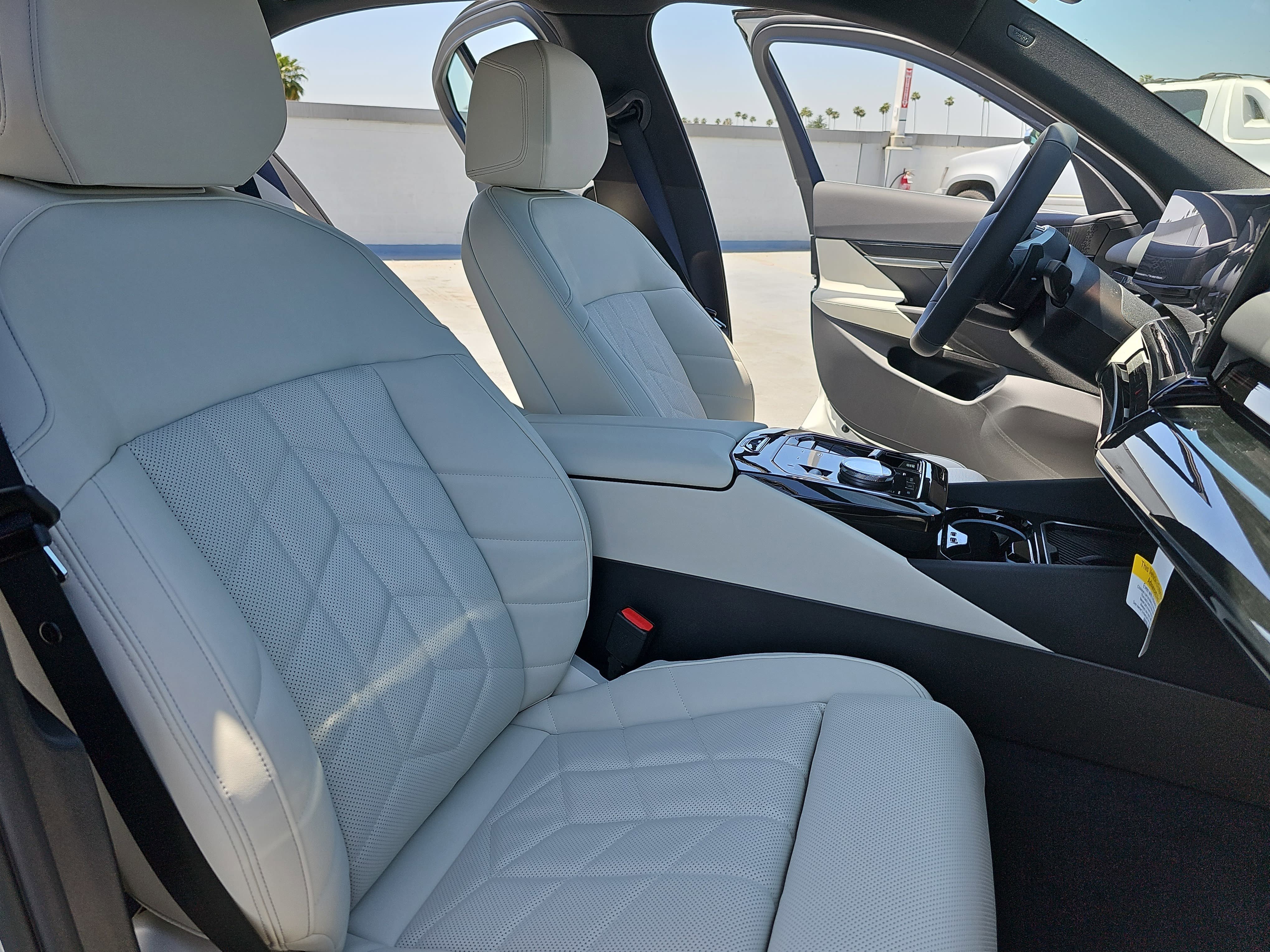 Used 2025 BMW 530i w/ Premium Package RWD image 10