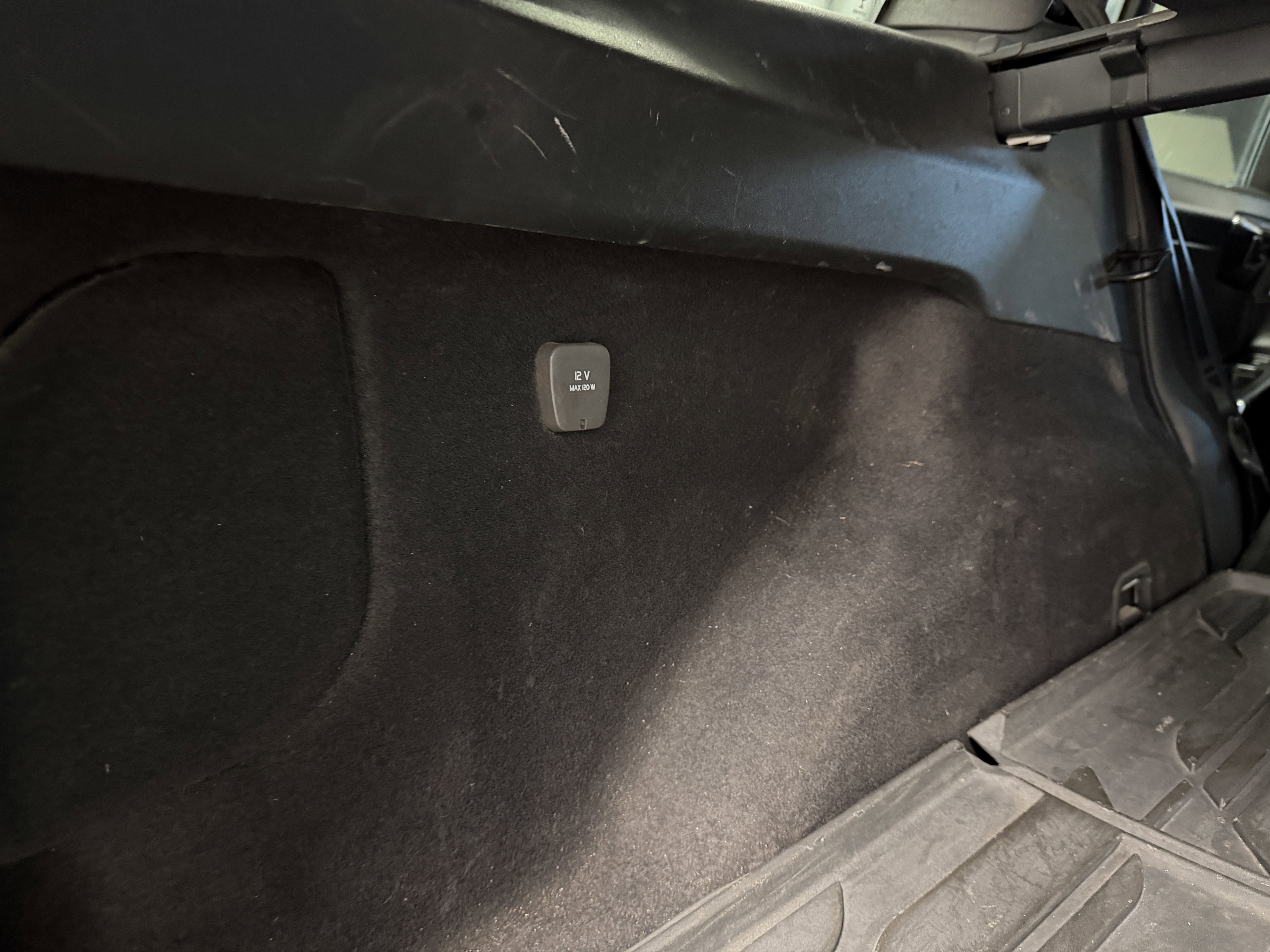 Used 2017 Volvo V60 T6 R-Design Platinum w/ Climate Package image 29