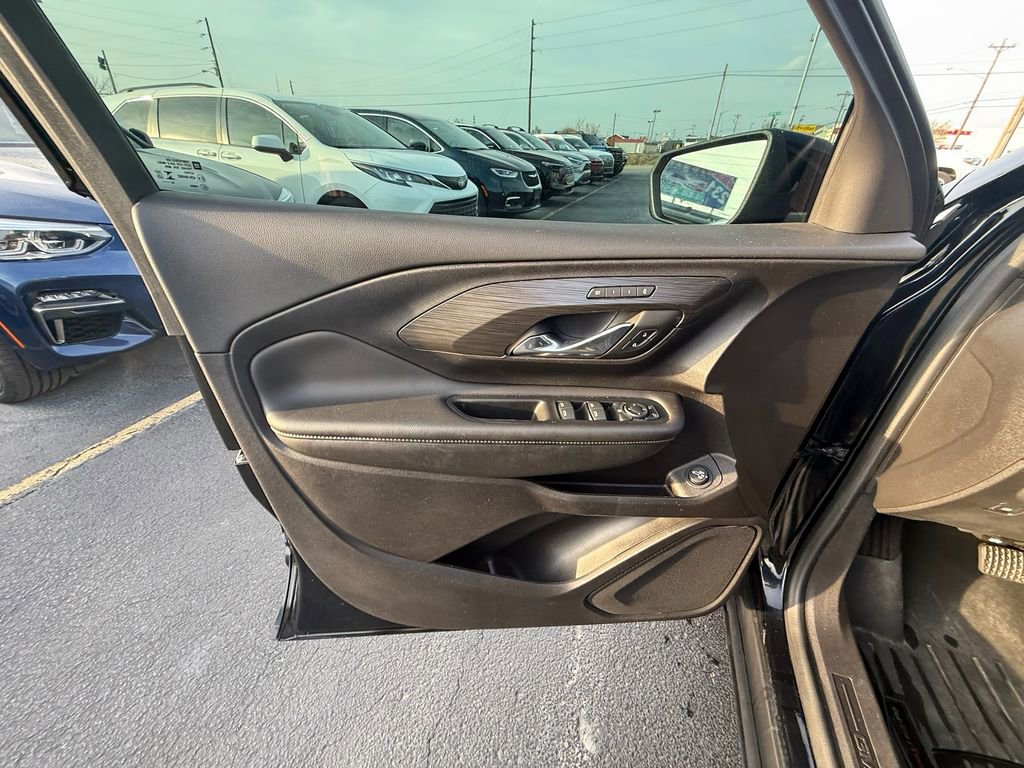 Used 2024 GMC Terrain SLT image 11