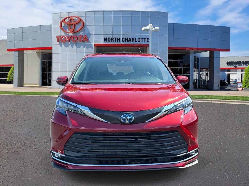 Used 2024 Toyota Sienna XLE FWD image 3