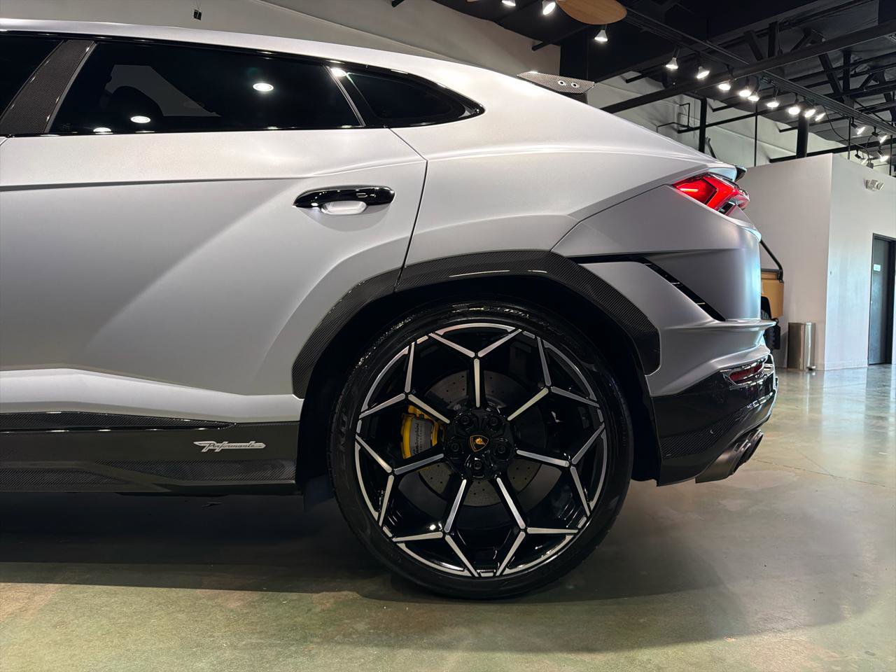 Used 2024 Lamborghini Urus Performante AWD/4WD image 5