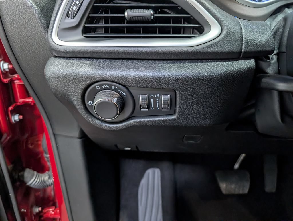 Used 2027 Chrysler Pacifica Select FWD image 20
