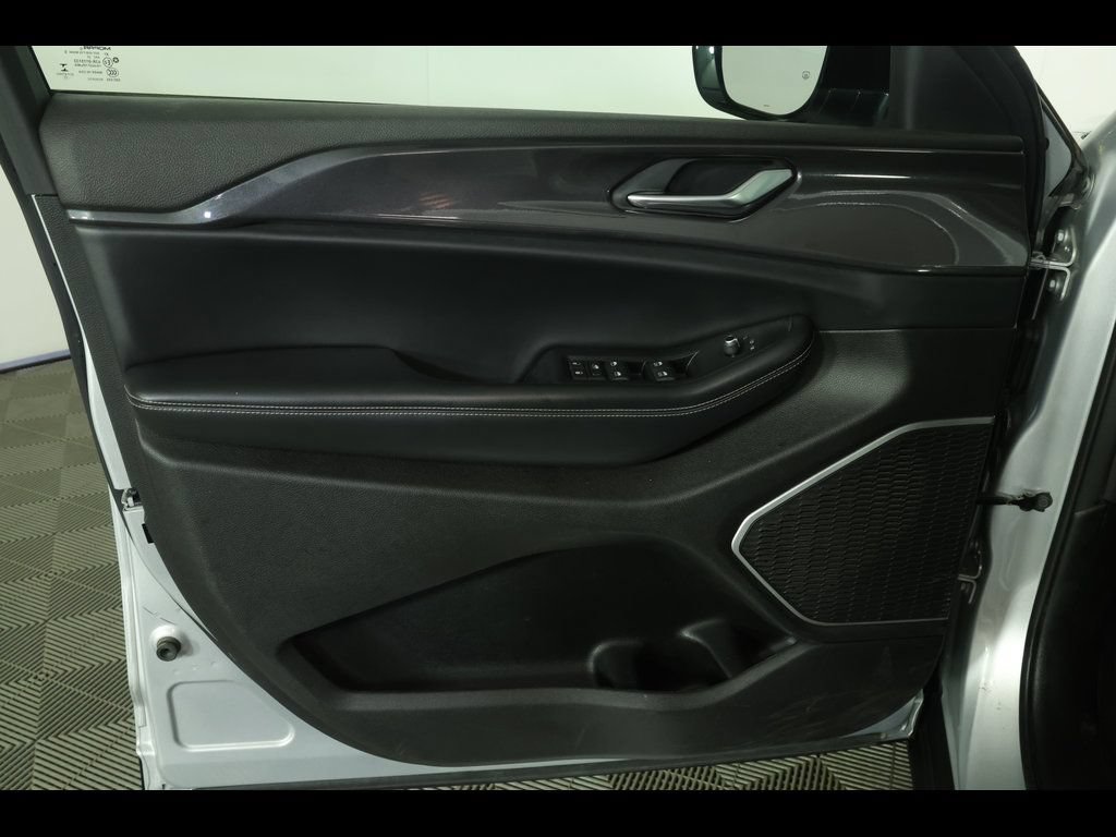 Used 2022 Jeep Grand Cherokee L Laredo AWD/4WD image 23
