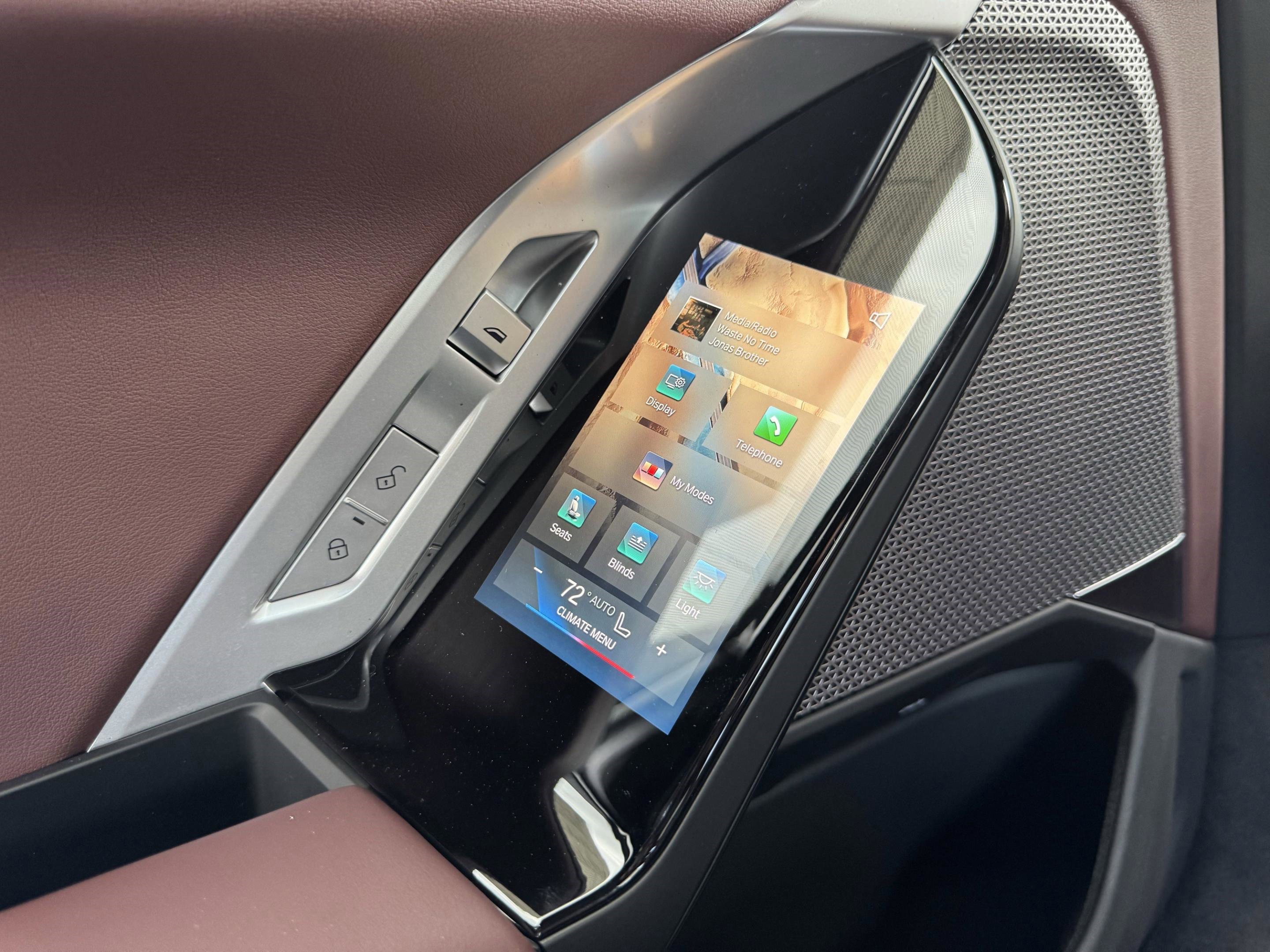 New 2025 BMW i7 xDrive60 w/ Premium Package image 28