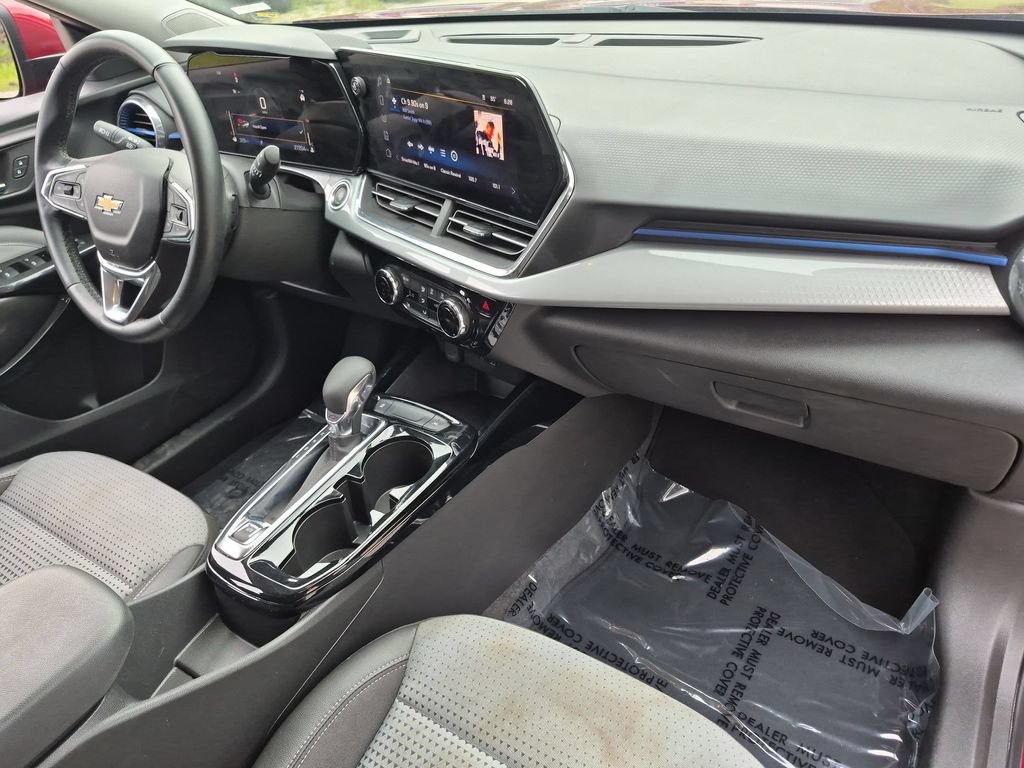 Used 2025 Chevrolet Trax LT w/ LT Convenience Package FWD image 31