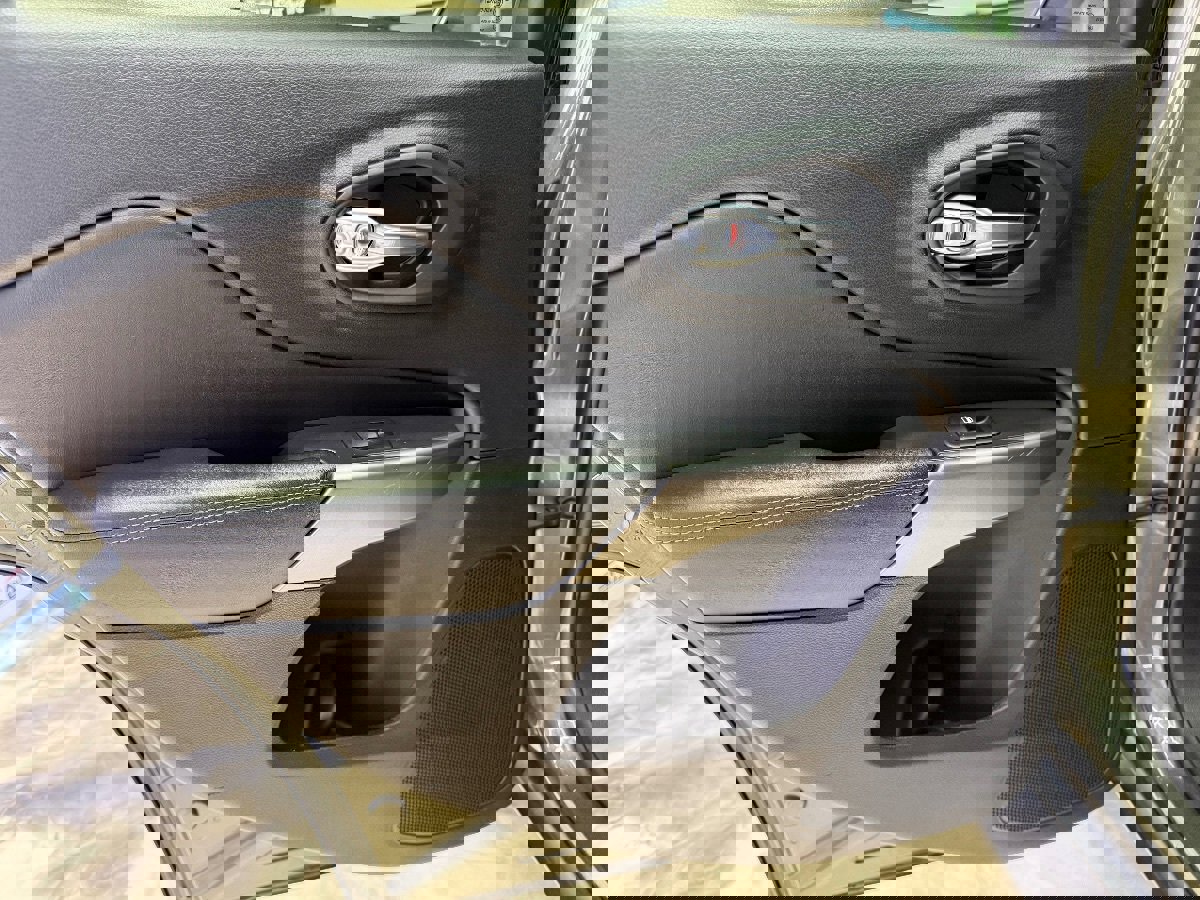 Used 2019 Jeep Cherokee Limited image 36