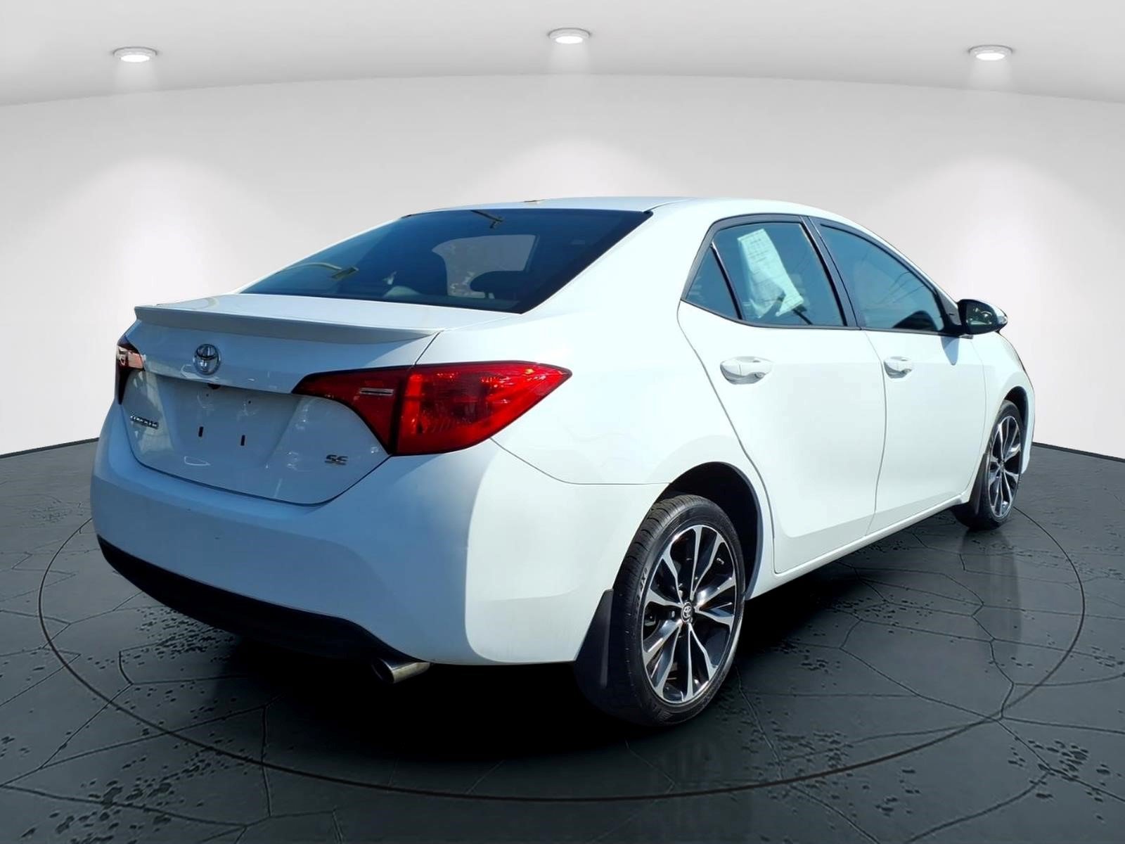 Used 2017 Toyota Corolla SE w/ SE Premium Package FWD image 3