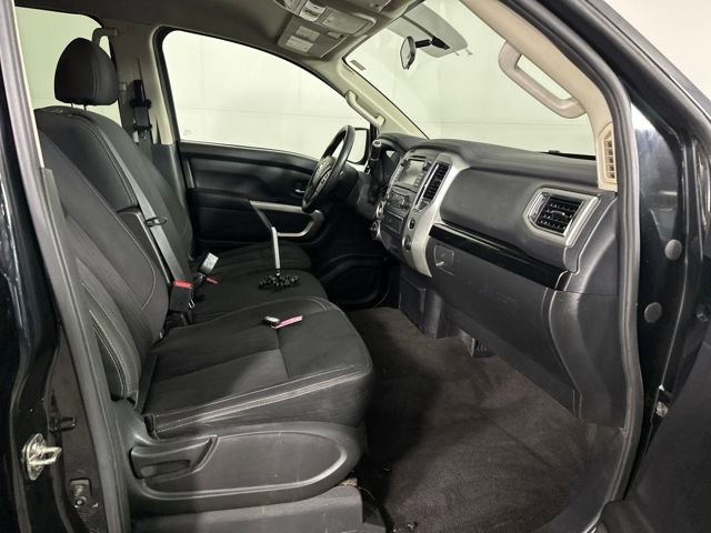 Used 2019 Nissan Titan SV image 28