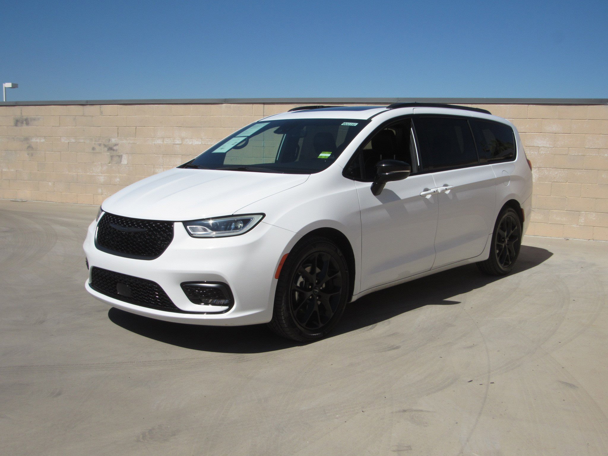 Used 2025 Chrysler Pacifica Limited image 1