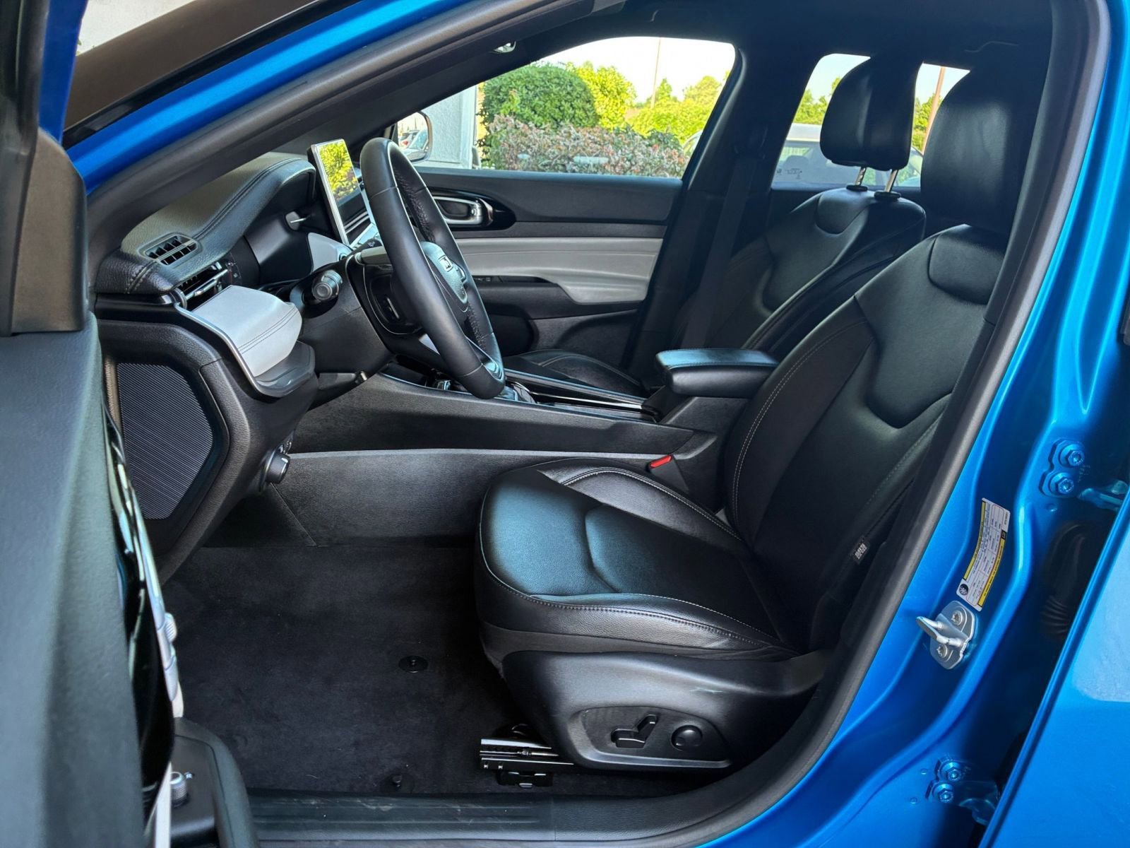 Used 2025 Jeep Compass Limited image 37