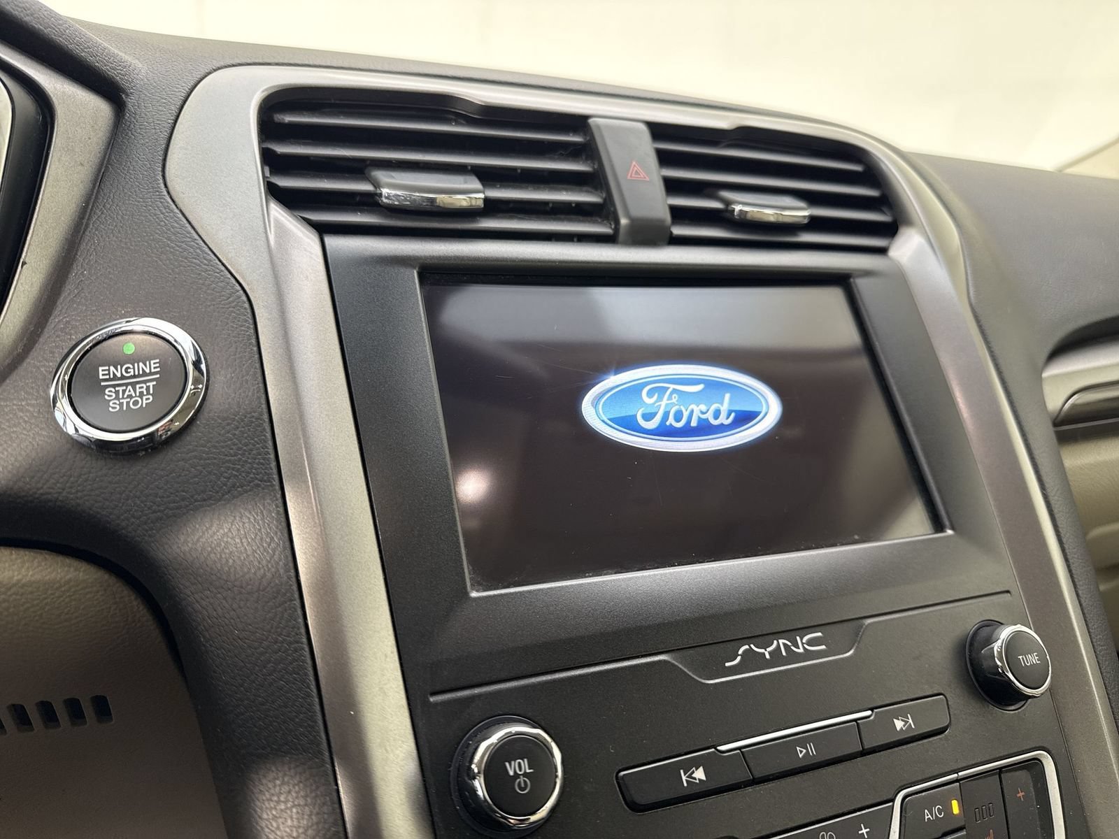 Used 2020 Ford Fusion SEL FWD image 6