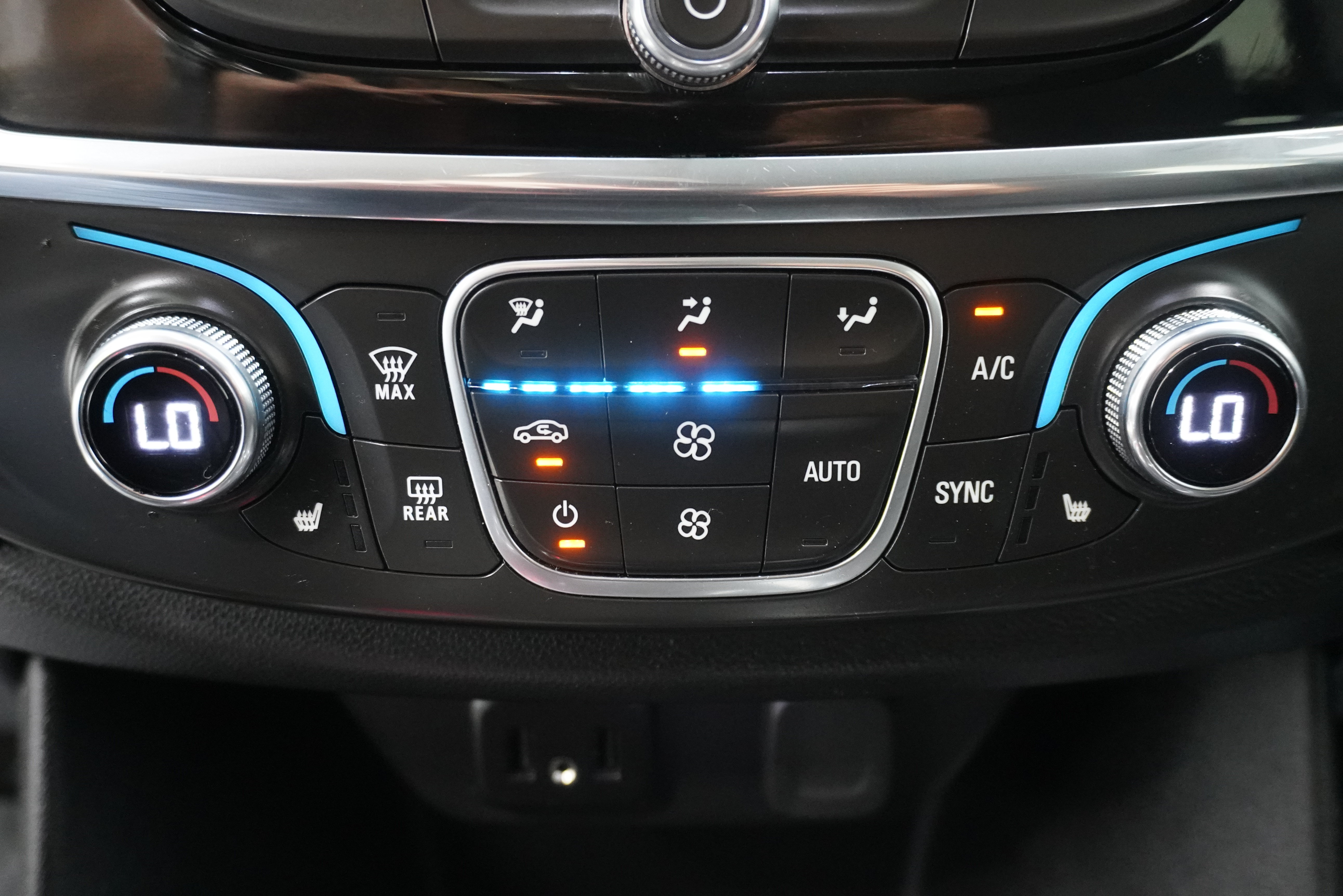 Used 2020 Chevrolet Traverse LT FWD image 22