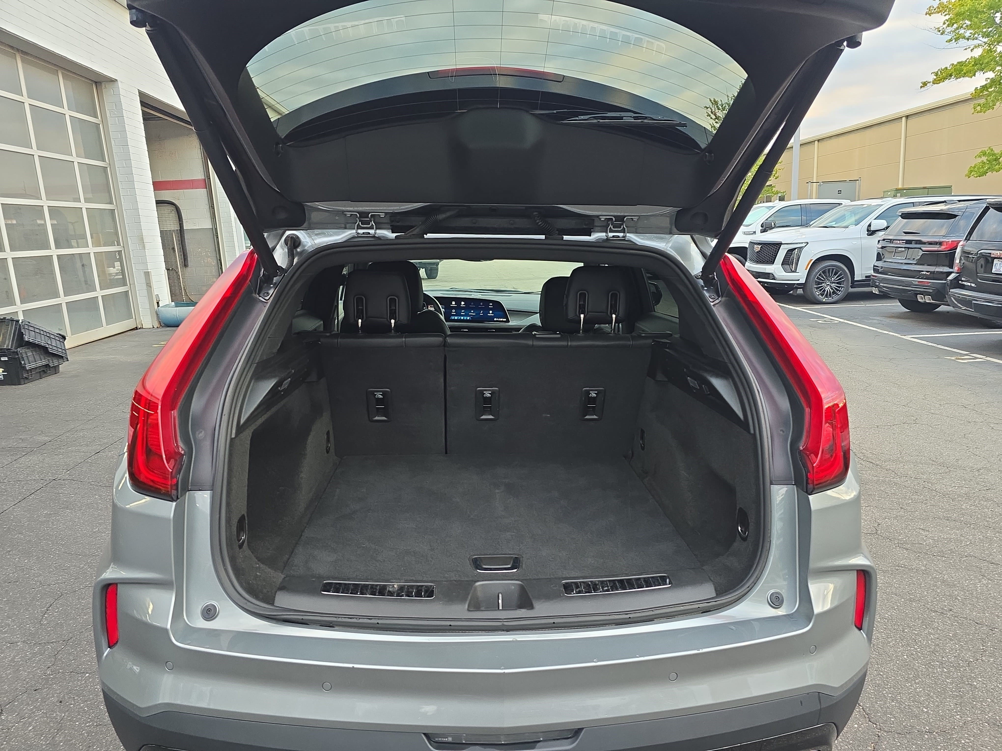 Used 2025 Cadillac XT4 Premium Luxury FWD image 13