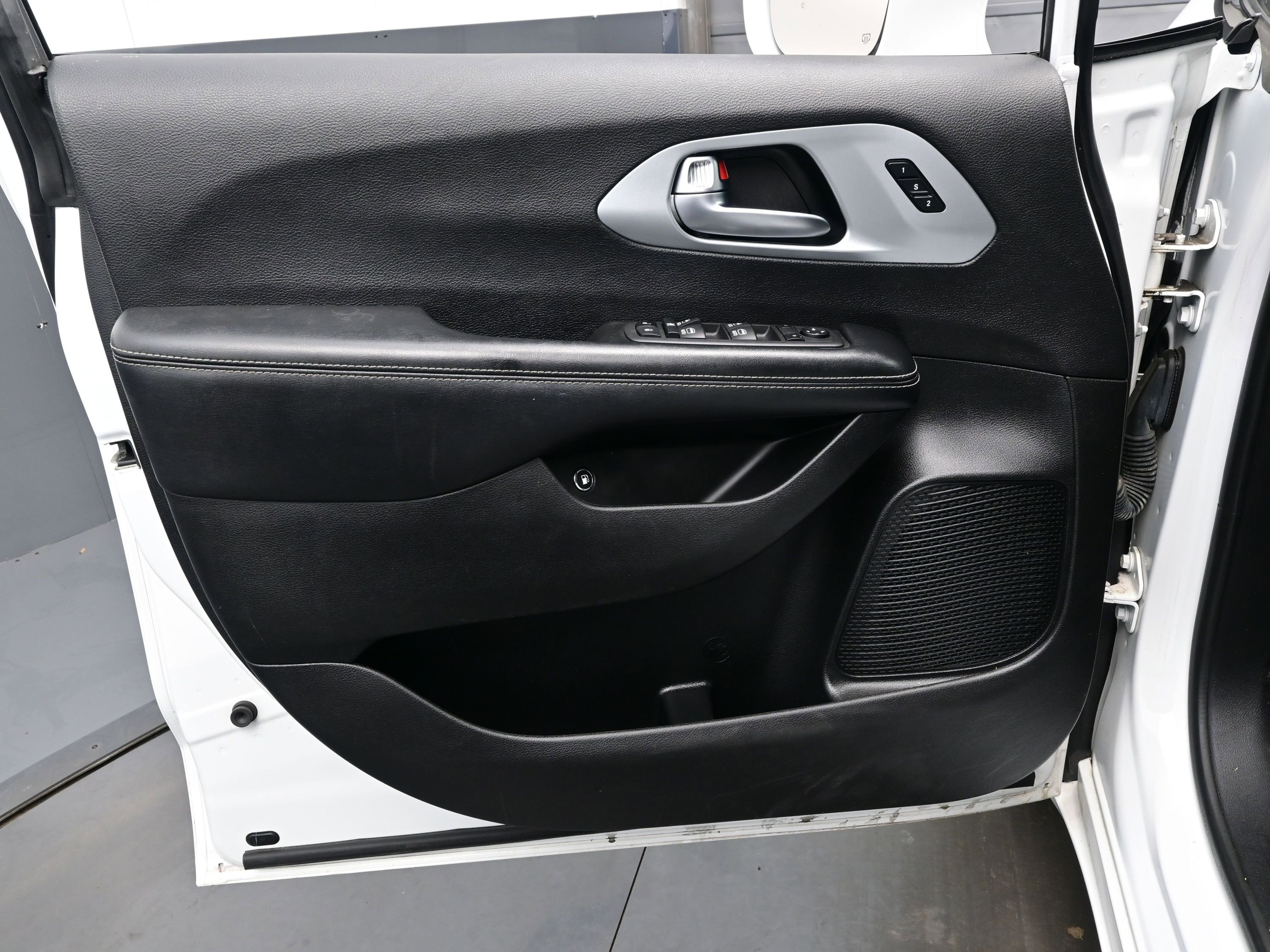 Used 2022 Chrysler Pacifica Touring-L w/ Uconnect Theater Family Group image 9