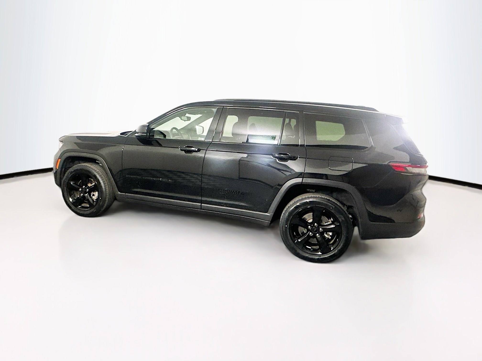 Used 2022 Jeep Grand Cherokee L Laredo image 5