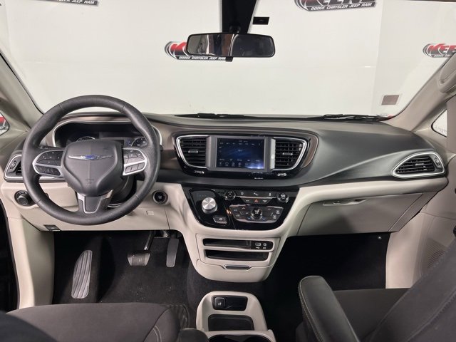 Used 2020 Chrysler Voyager L image 12