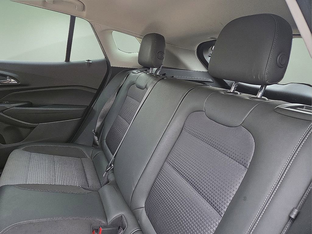 Used 2025 Chevrolet Trax LT w/ LT Convenience Package image 19