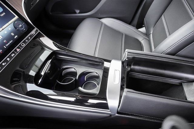 Used 2025 Mercedes-Benz GLC 350e 4MATIC image 17