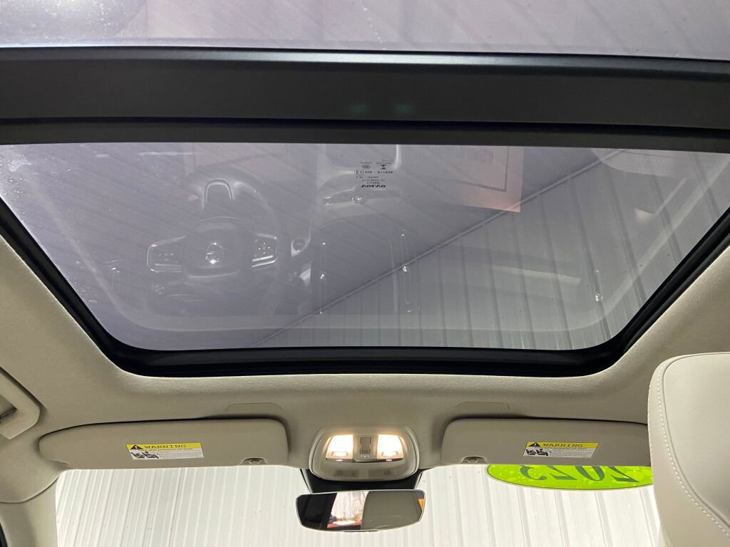 Used 2023 Volvo XC40 B5 Plus image 20