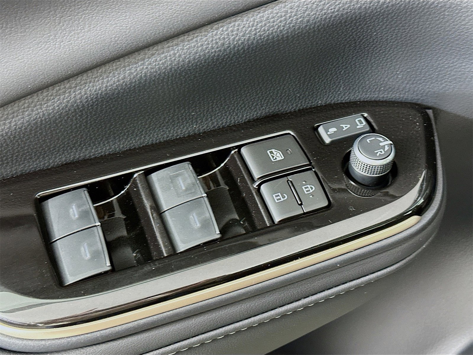 New 2025 Toyota Crown Signia Limited image 18