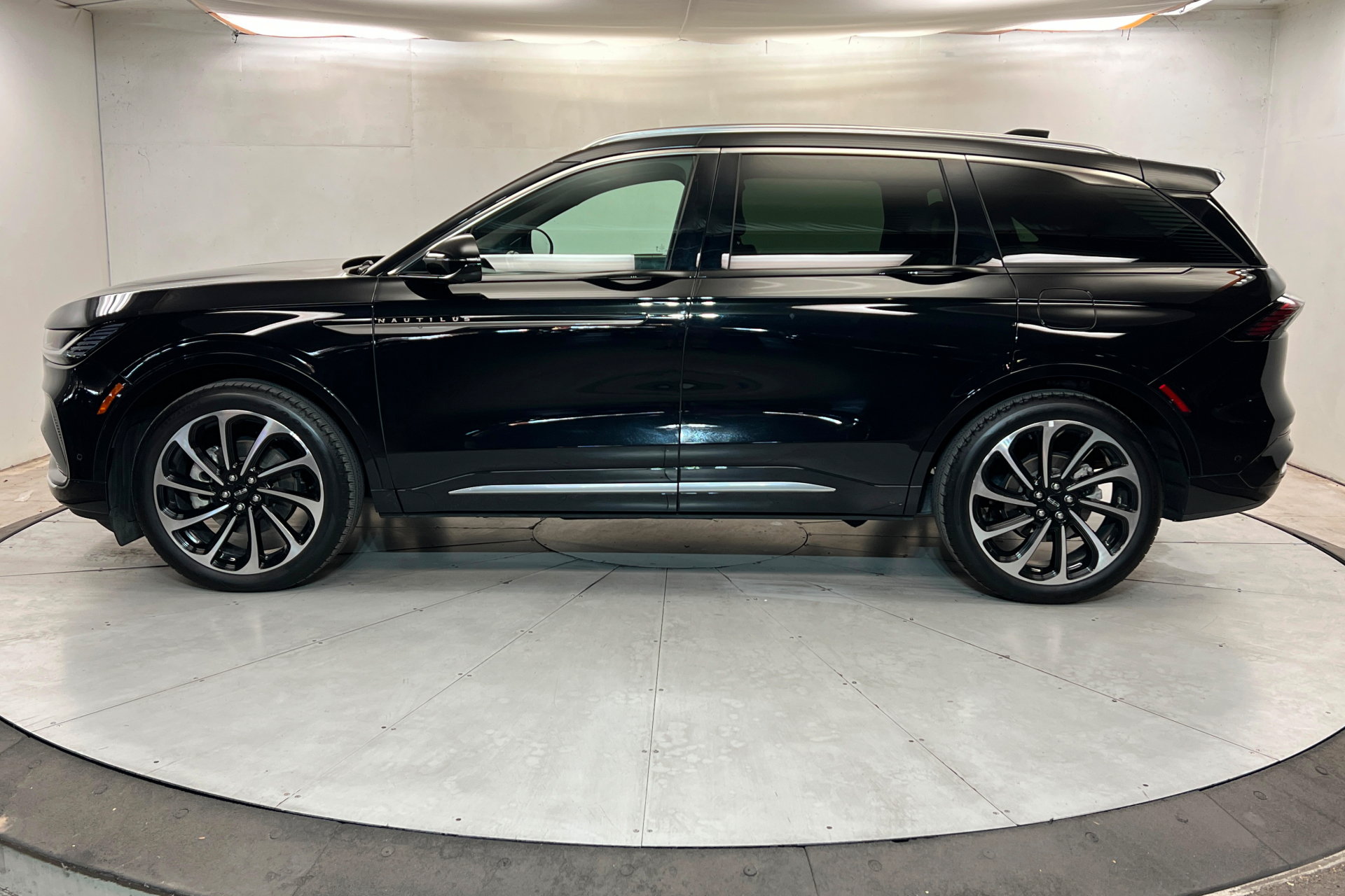 Used 2024 Lincoln Nautilus Black Label AWD/4WD image 2