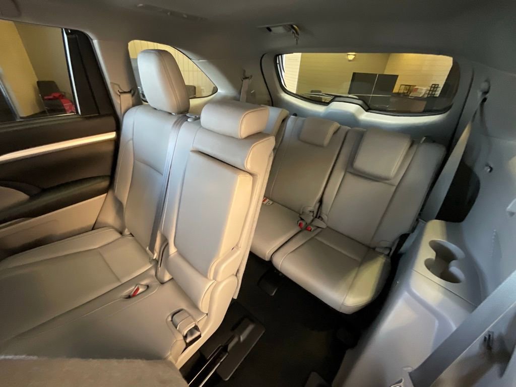 Used 2019 Toyota Highlander XLE image 25