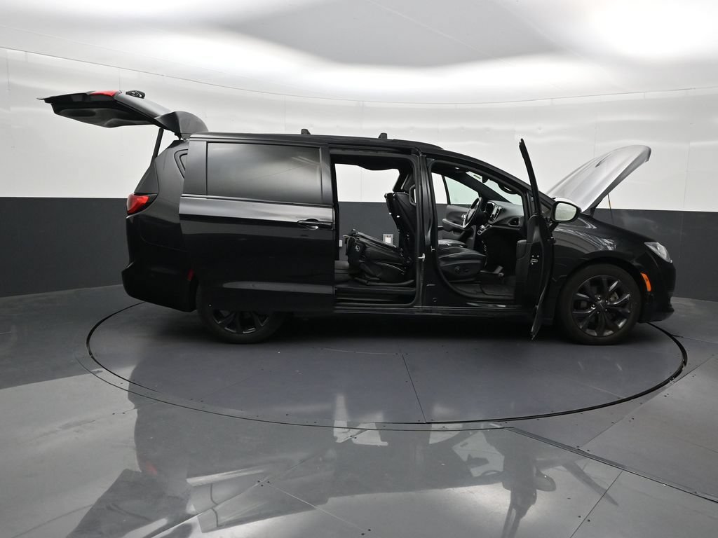 Used 2019 Chrysler Pacifica Limited w/ Advanced Safetytec Group FWD image 33