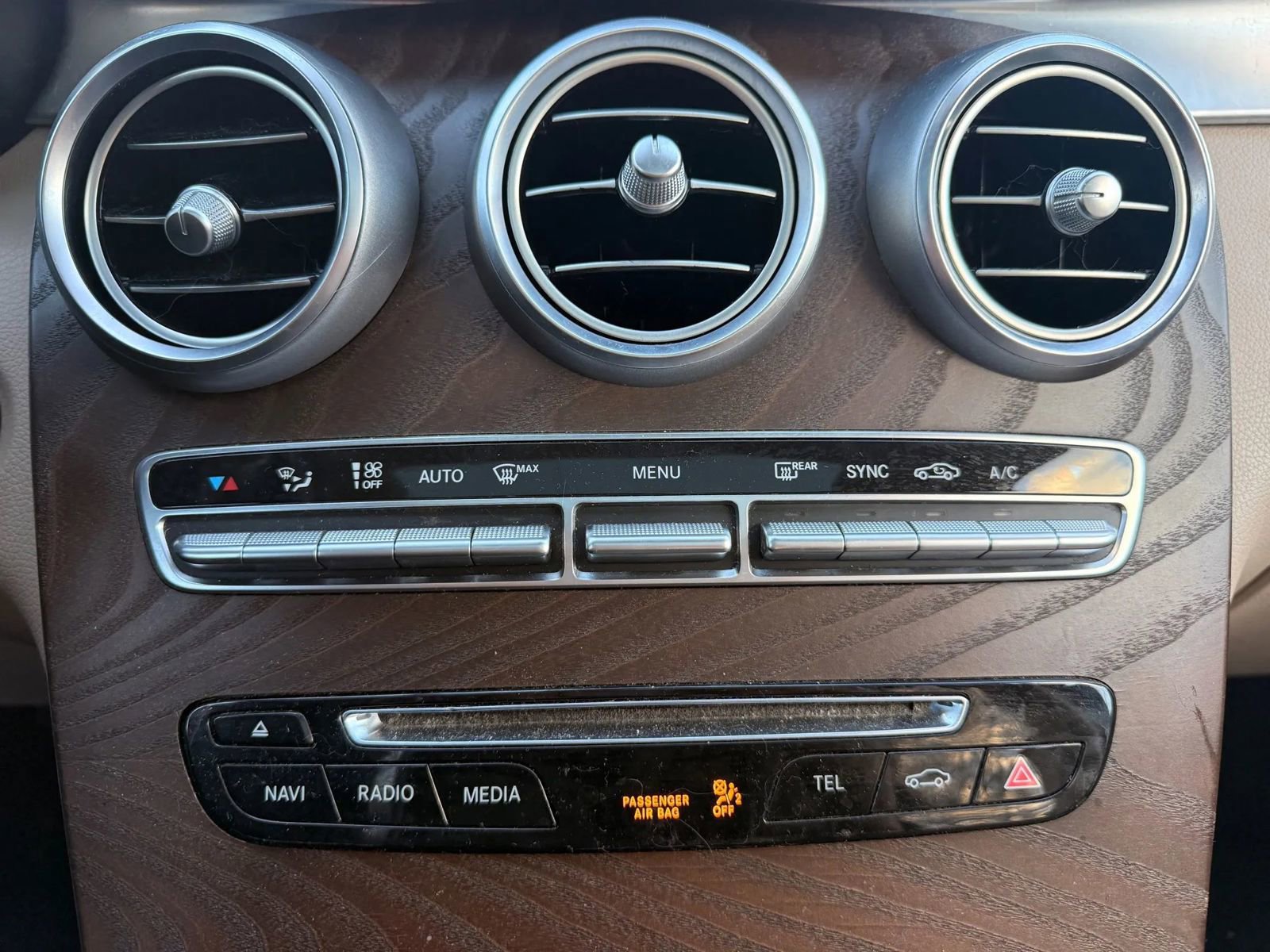 Used 2019 Mercedes-Benz GLC 300 4MATIC w/ Multimedia Package image 23