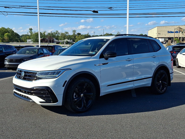 Used 2024 Volkswagen Tiguan SE R-Line AWD/4WD image 3