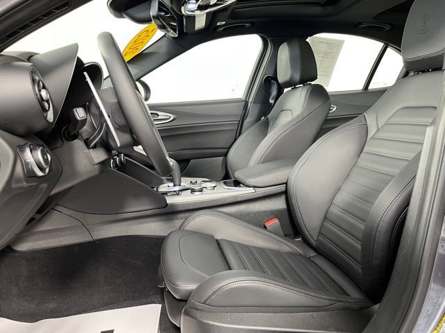 Used 2025 Alfa Romeo Giulia AWD w/ Veloce Package AWD image 17