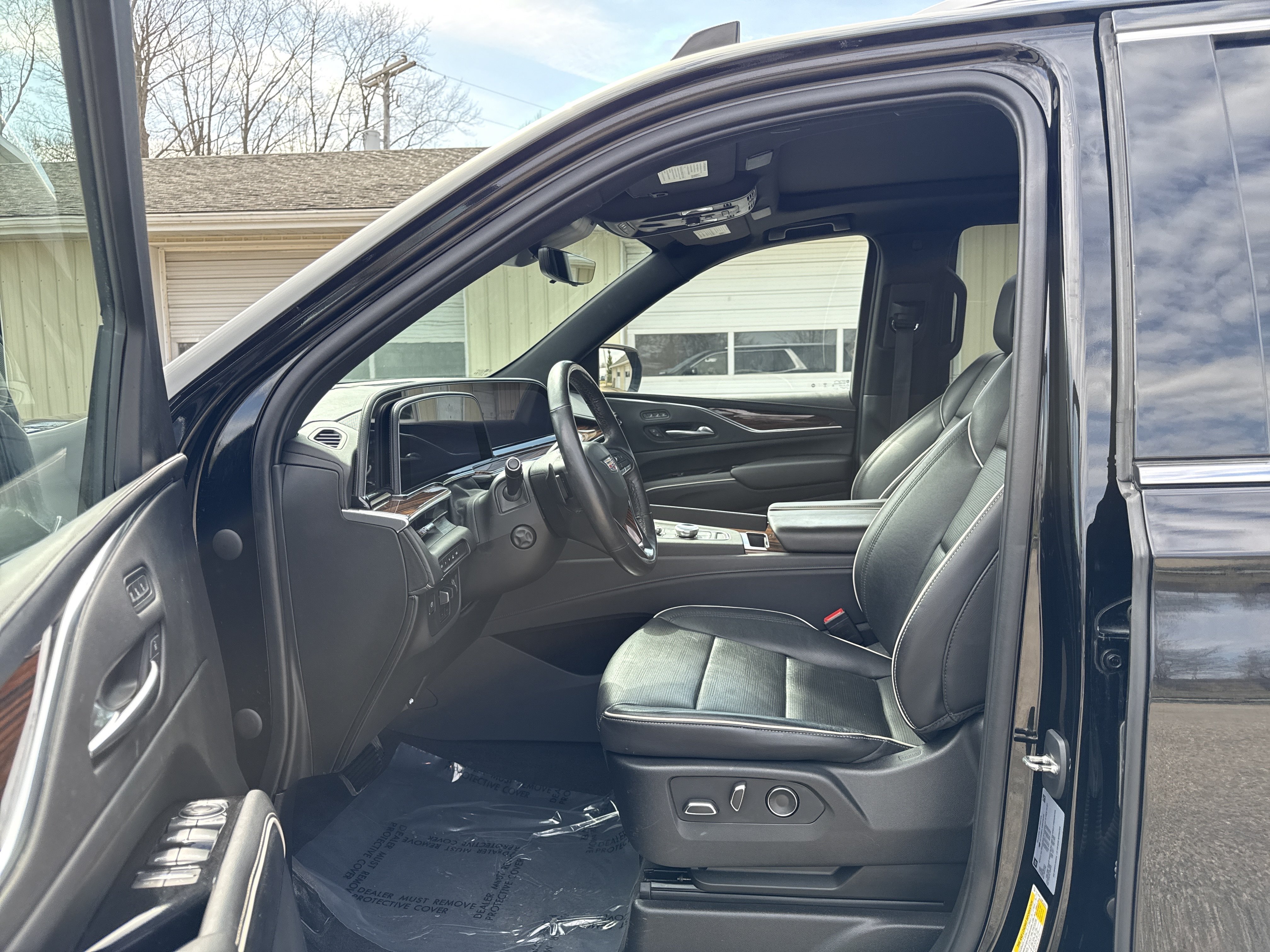 Used 2021 Cadillac Escalade Premium Luxury w/ Performance Package AWD/4WD image 17