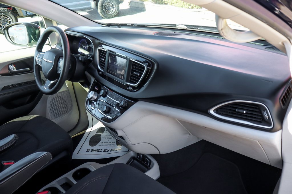 Used 2019 Chrysler Pacifica Touring image 38