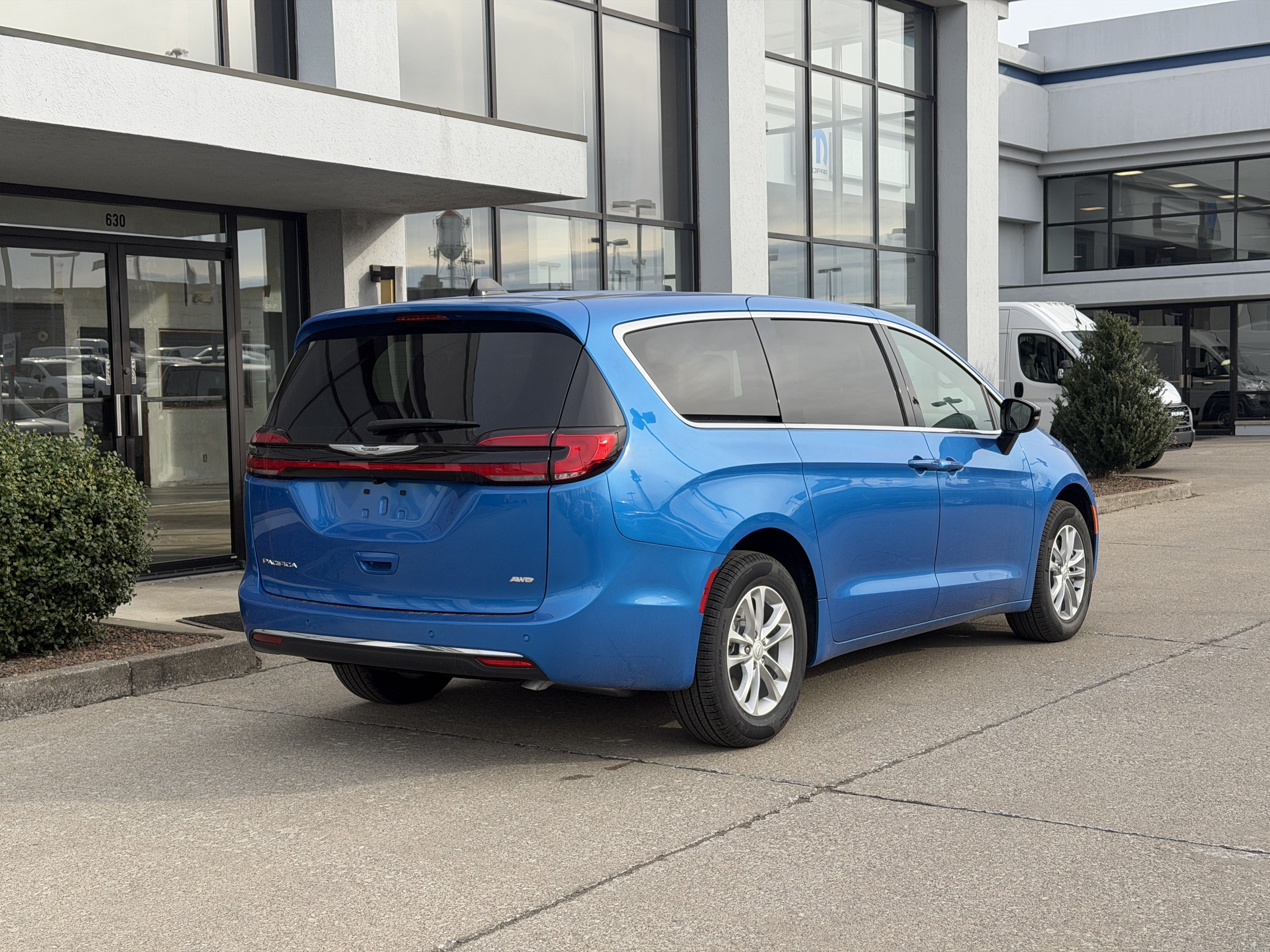 New 2026 Chrysler Pacifica Select AWD/4WD image 4