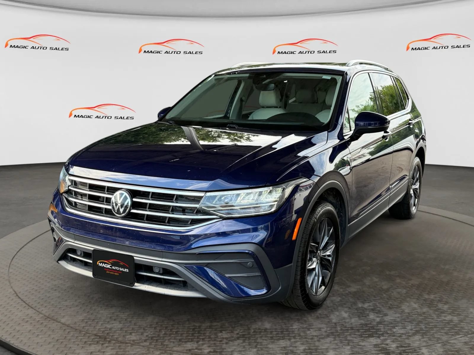 Used 2023 Volkswagen Tiguan SE w/ Panoramic Sunroof Package