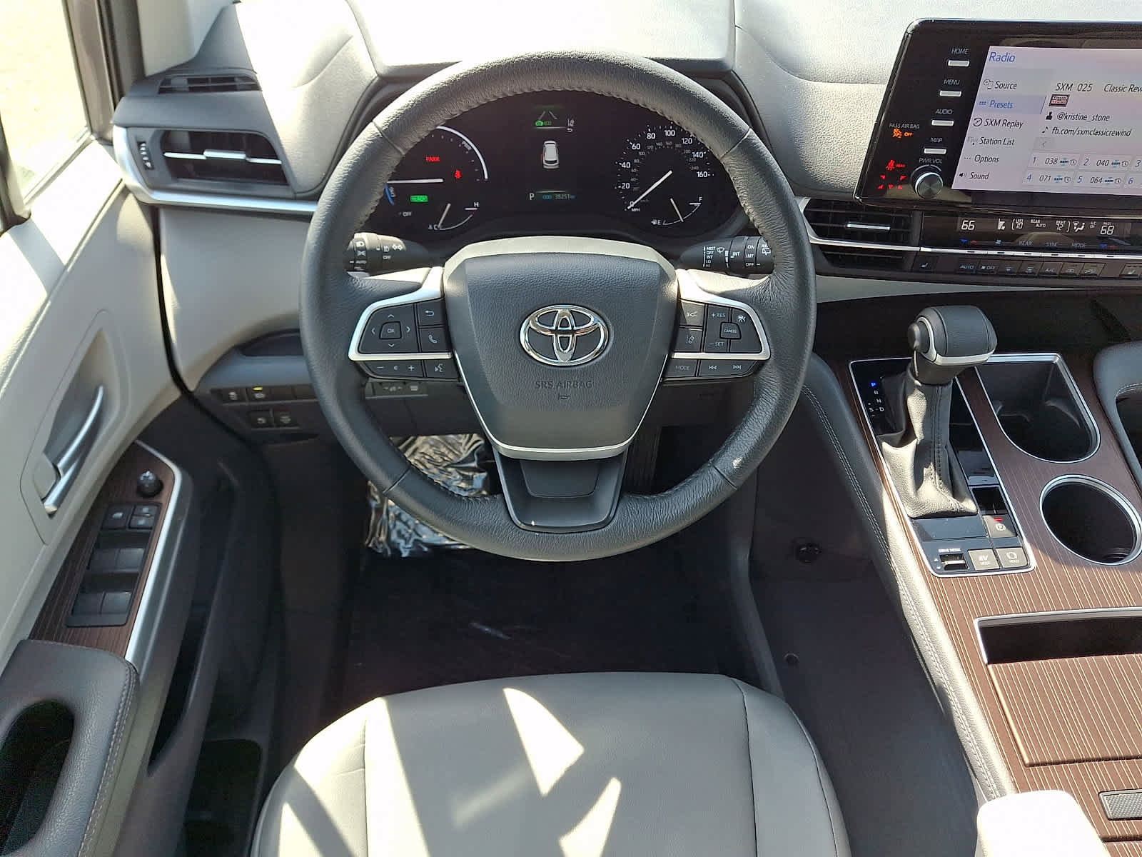 Used 2023 Toyota Sienna XLE AWD/4WD image 14