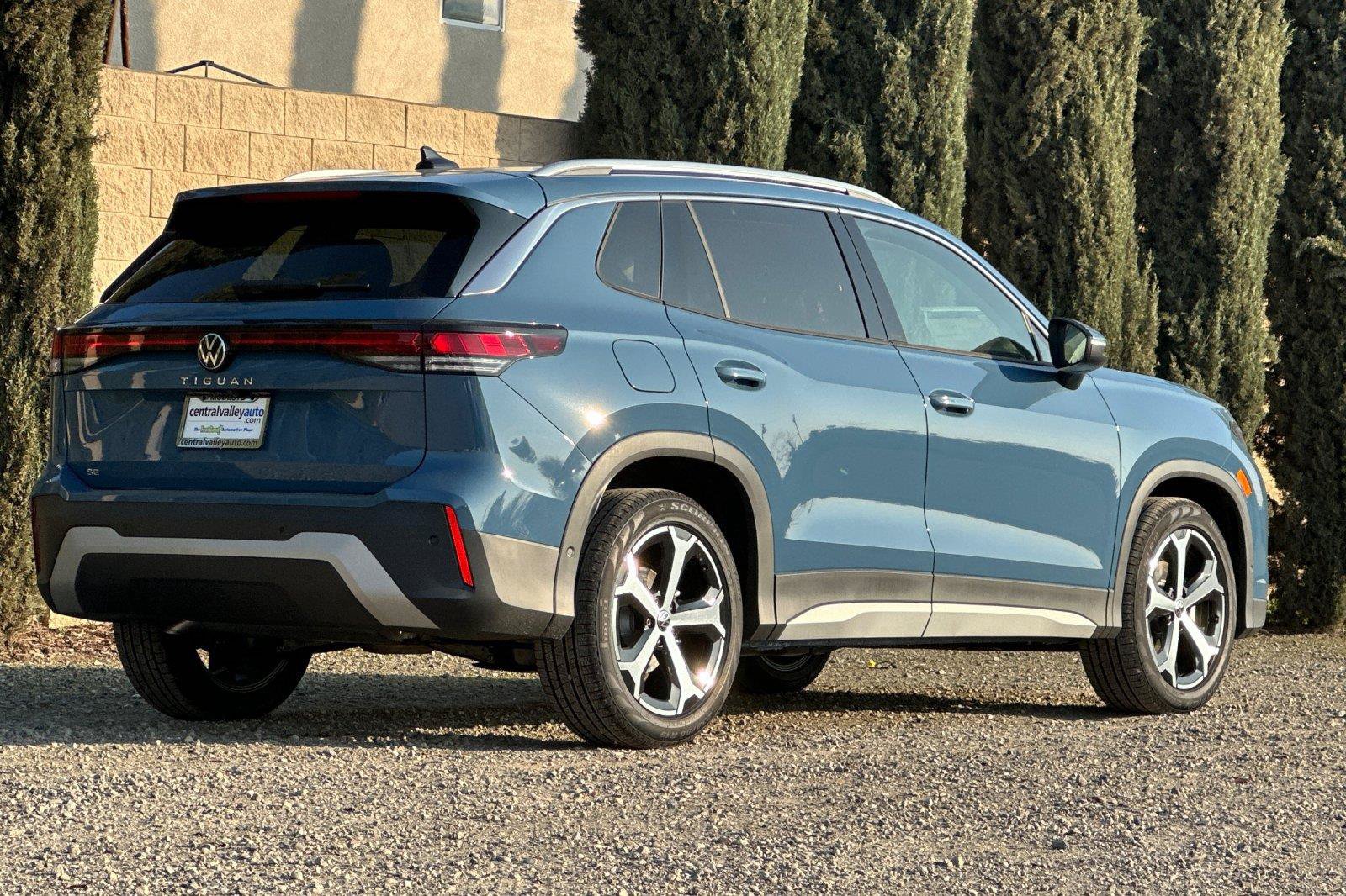 New 2026 Volkswagen Tiguan SE FWD image 3