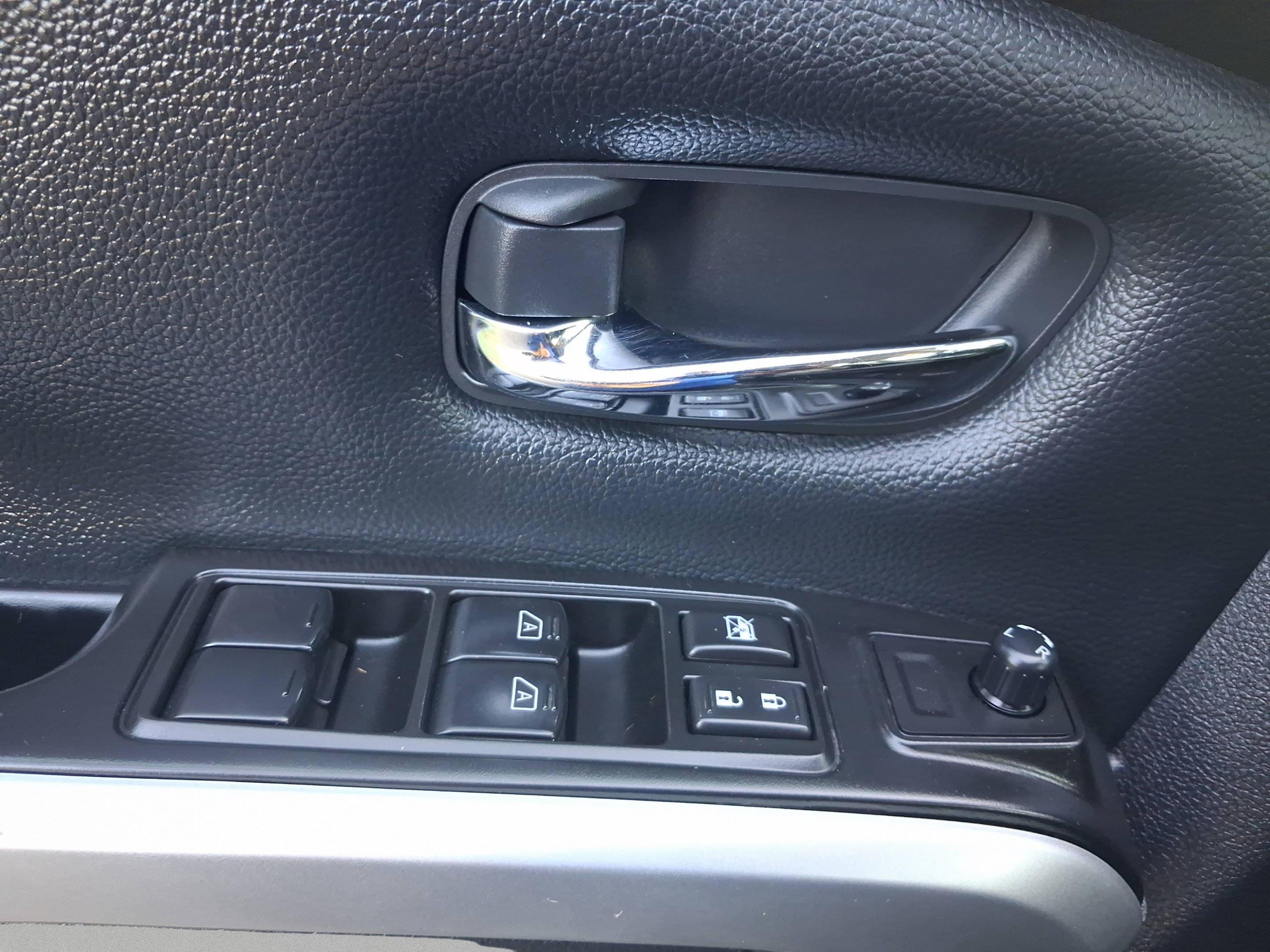Used 2024 Nissan Titan SV w/ SV Convenience Package AWD/4WD image 24