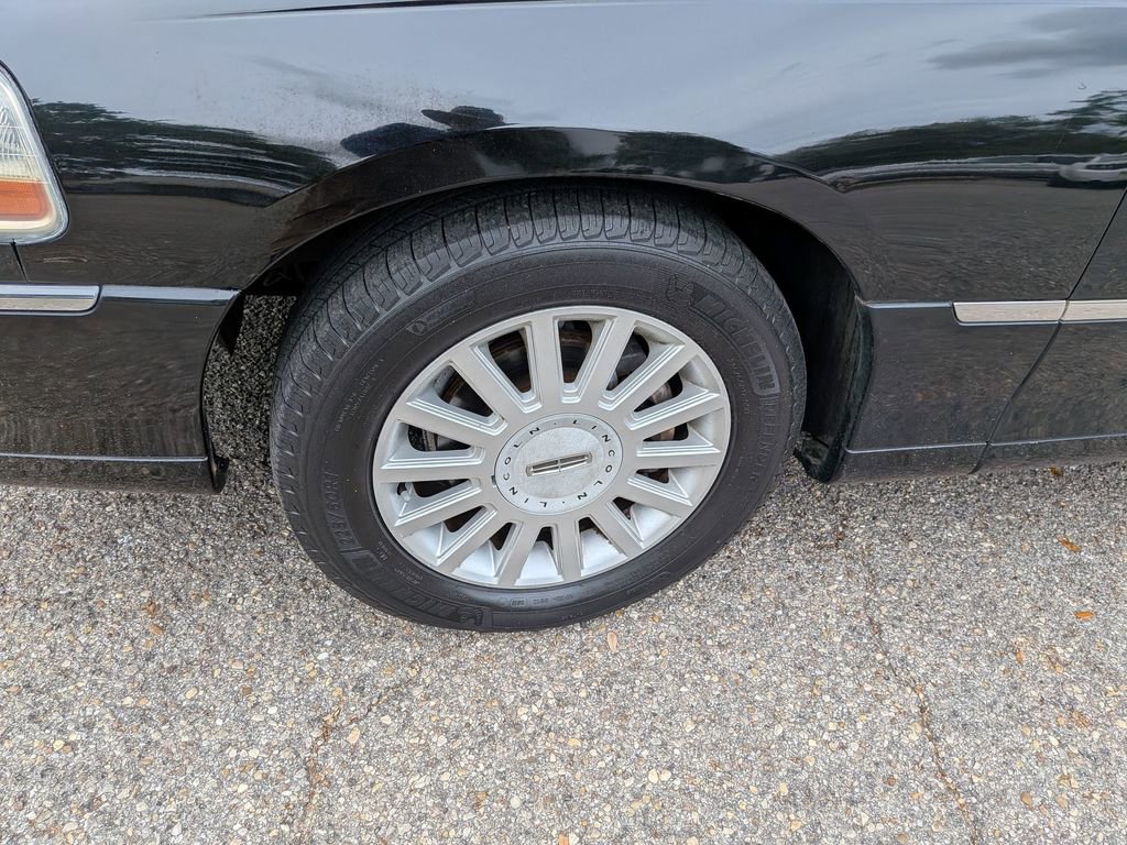 Used 2005 Lincoln Town Car Signature image 12