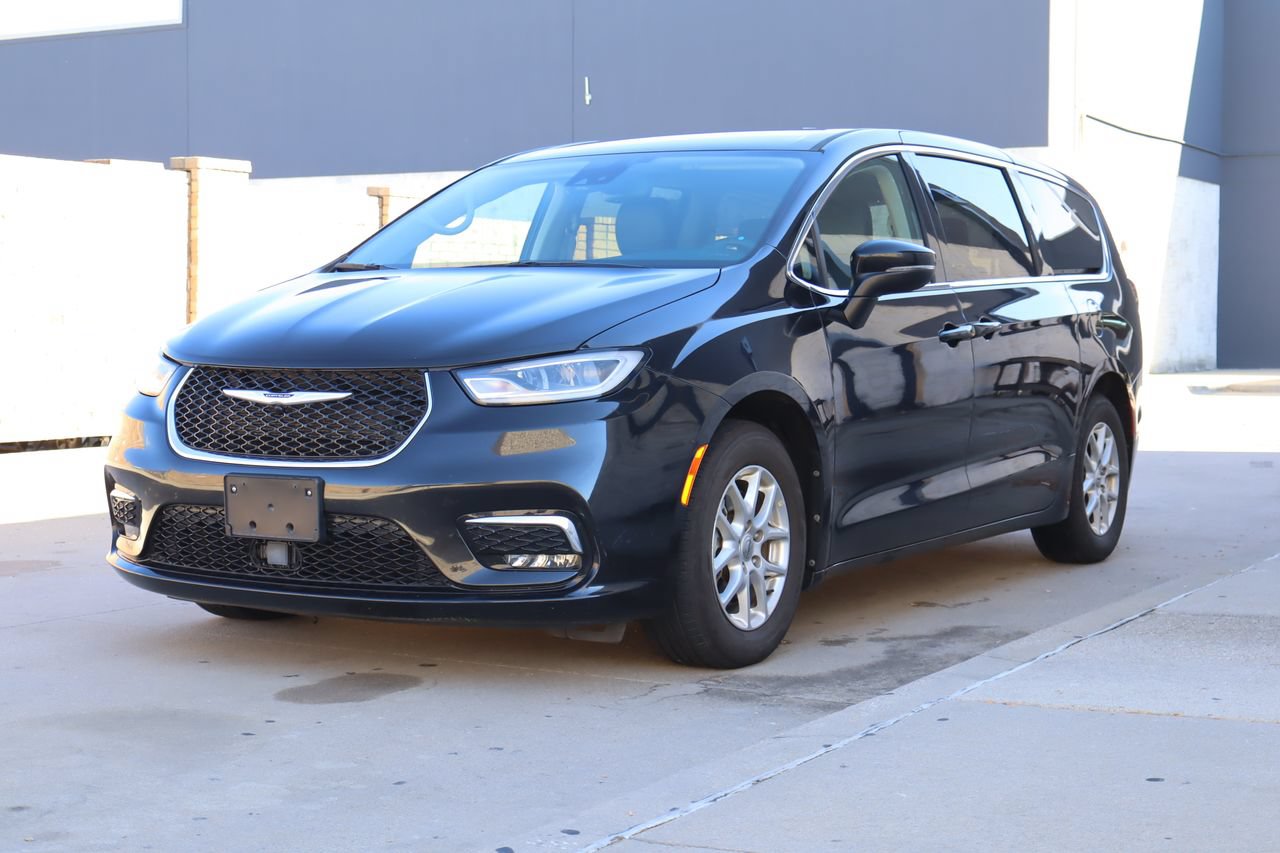 Used 2023 Chrysler Pacifica Touring-L FWD image 2
