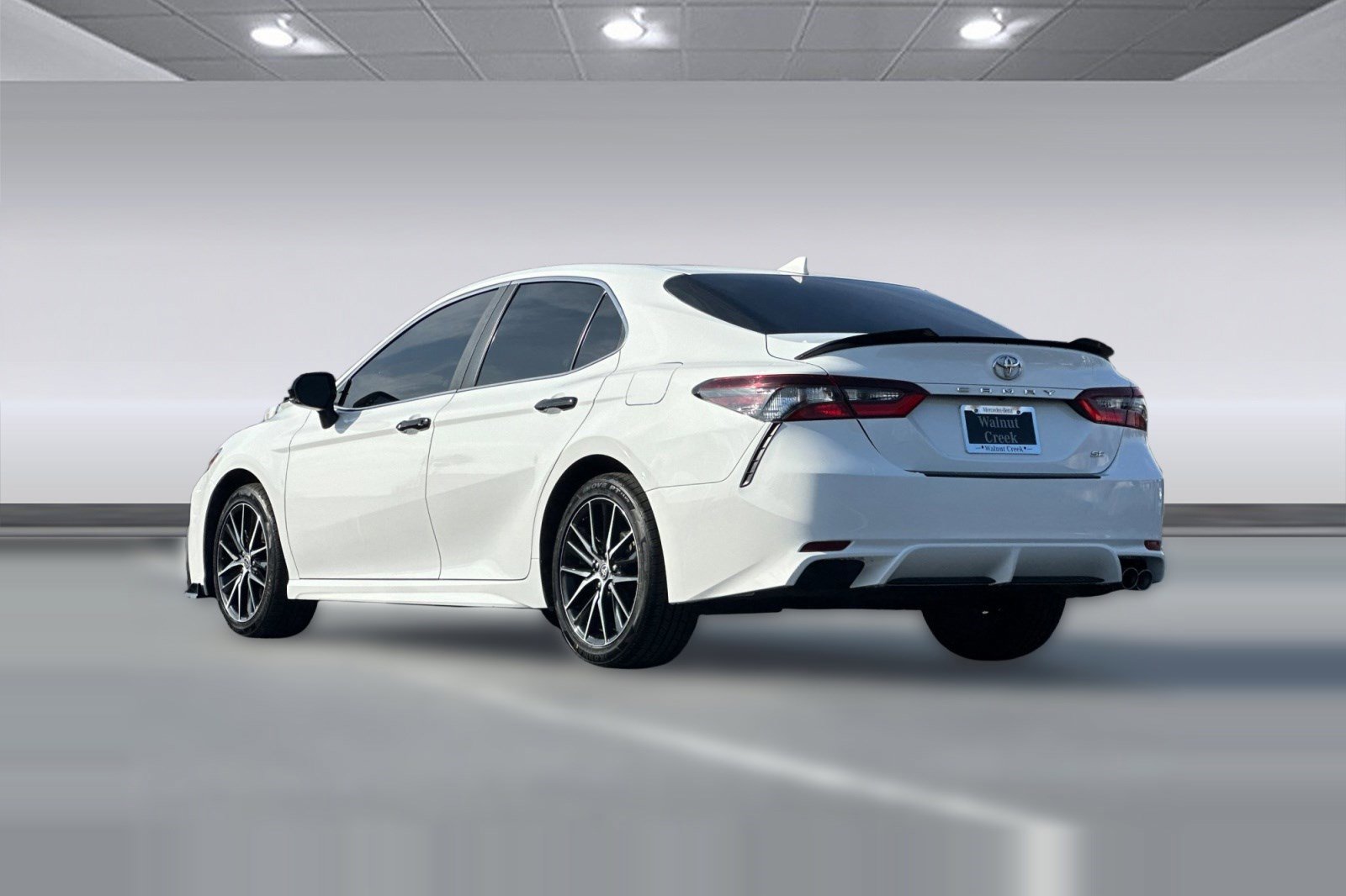 Used 2022 Toyota Camry SE image 3