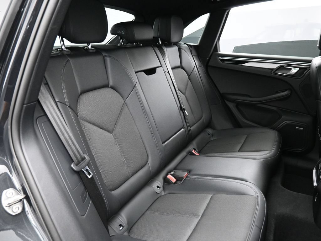 Certified 2025 Porsche Macan AWD/4WD image 26