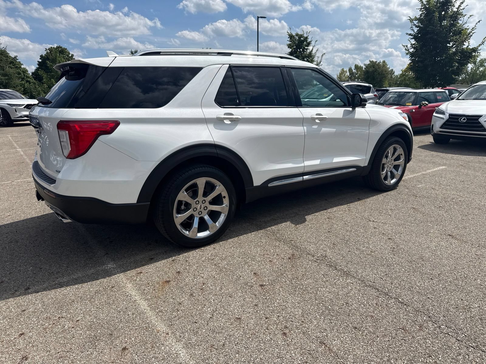 Used 2020 Ford Explorer Platinum w/ Premium Technology Package AWD/4WD image 5